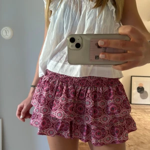 Meet me there kjol - Så fin och eftertraktad kjol!💗 Den har shorts under som är så praktiskt och som man inte ser. 