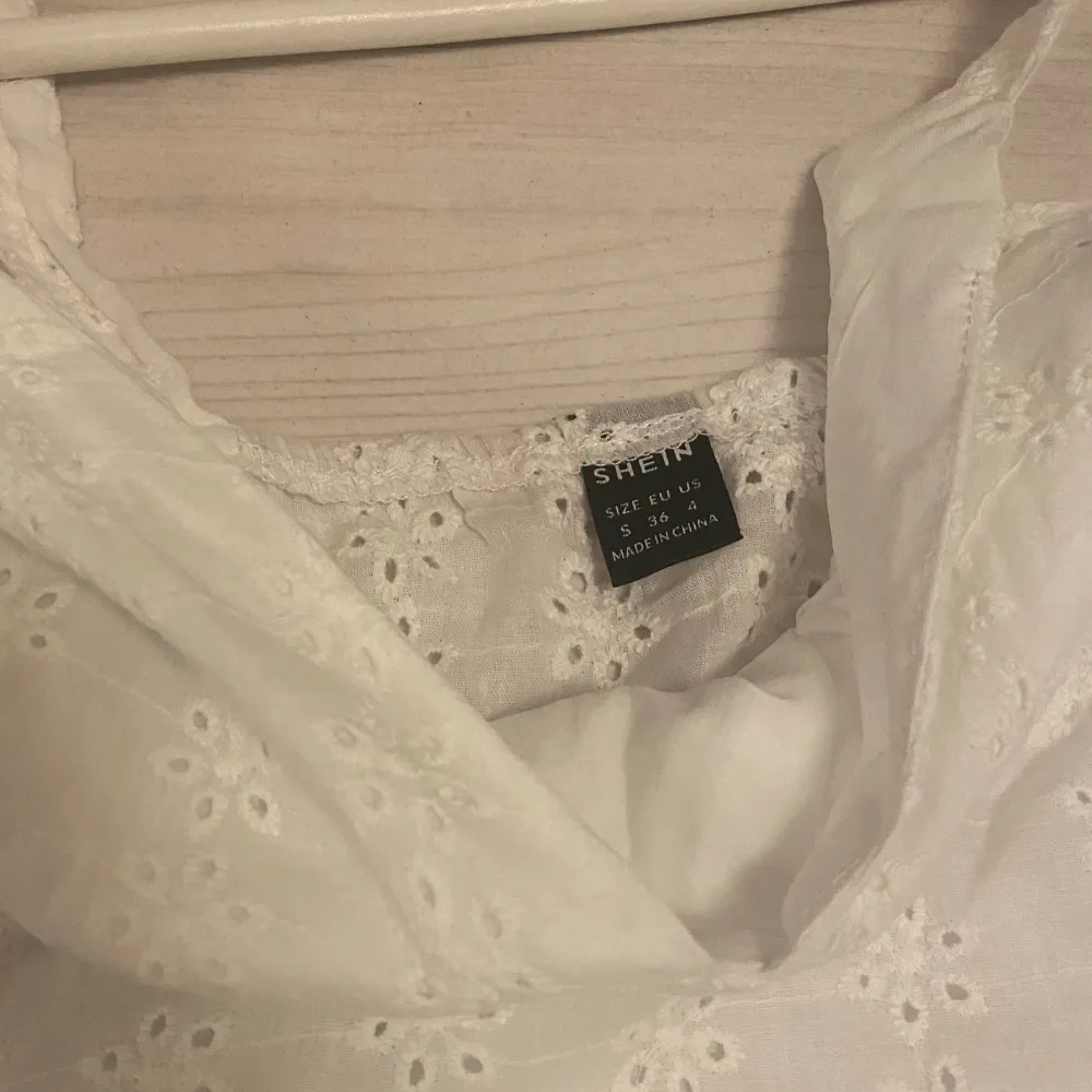 Säljer min vita klänning från shein då jag inte använder eftersom den är lite kort för mig tror den dock skulle passa nån som är 165cm eller kortare😊. Har bara provat och aldrig andvänt så är i helt nytt skick. Nypris är 219kr och säljer för 40kr.💗. Klänningar.
