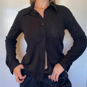 Tunn svart skjorta - Najs luftig