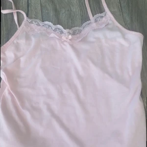 Rosa linne - Otroligt gulligt linne med detaljer, har tyvärr inte kommit till användning 🫶