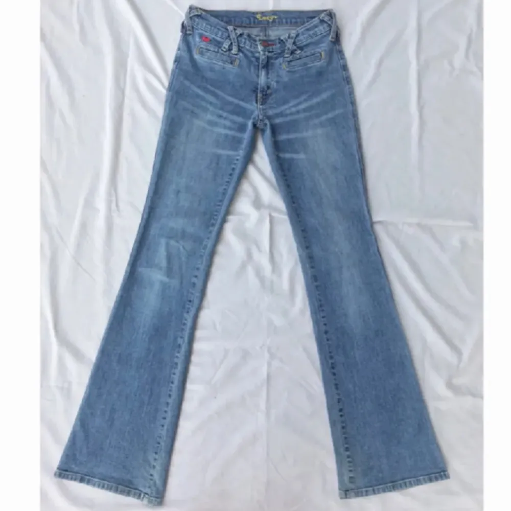Drömmiga y2k jeans från Crocker i superbra skick 💎 Mått: midja rakt över 32 cm + stretch (jeansen är stretchiga) midjehöjd ca 19 innerben 81 cm Fräscha & nytvättade 🫧. Jeans & Byxor.