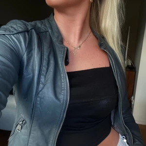 Sommarjacka! - Jättefin grå skinjacka perfekt till sommaren! Endast använd 1 gång!🤍