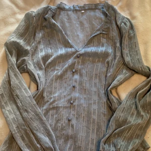 Blus - Jätte fin ljusblå blus med mönster och glitter