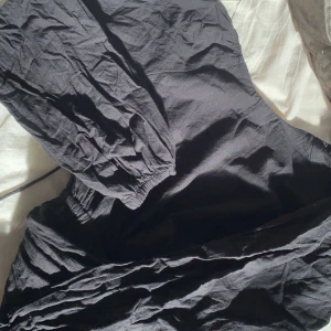 klänning med öppen rygg  - svart klänning med öppen rygg