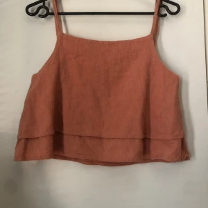 Topp - Jätte gullig topp. Inga synliga defekter då jag knappt använt den. Köpt för 189kr säljer för 30kr. ”Laxrosa färg” 🎀💕