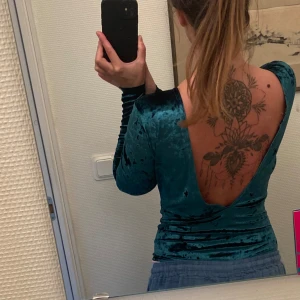 Body öppen rygg - Grön body med öppen rygg från Nelly i storlek S. Använd ca 3 tillfällen och har inga defekter 