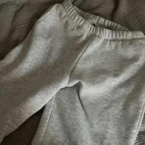Gina tricot mjukisbyxor - Gråa snygga mjukisbyxor med lite tecken på användning på materialet men syns inte utan bara när man känner.