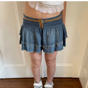 Så fin kjol - Säljer denna super super snygga jeanskjol som är köpt här på plick. Tyvärr är den för liten för mig. Är verkligen super super snygg. Kontakta gärna vid intresse eller frågor, det är inte mina bilder❤️❤️