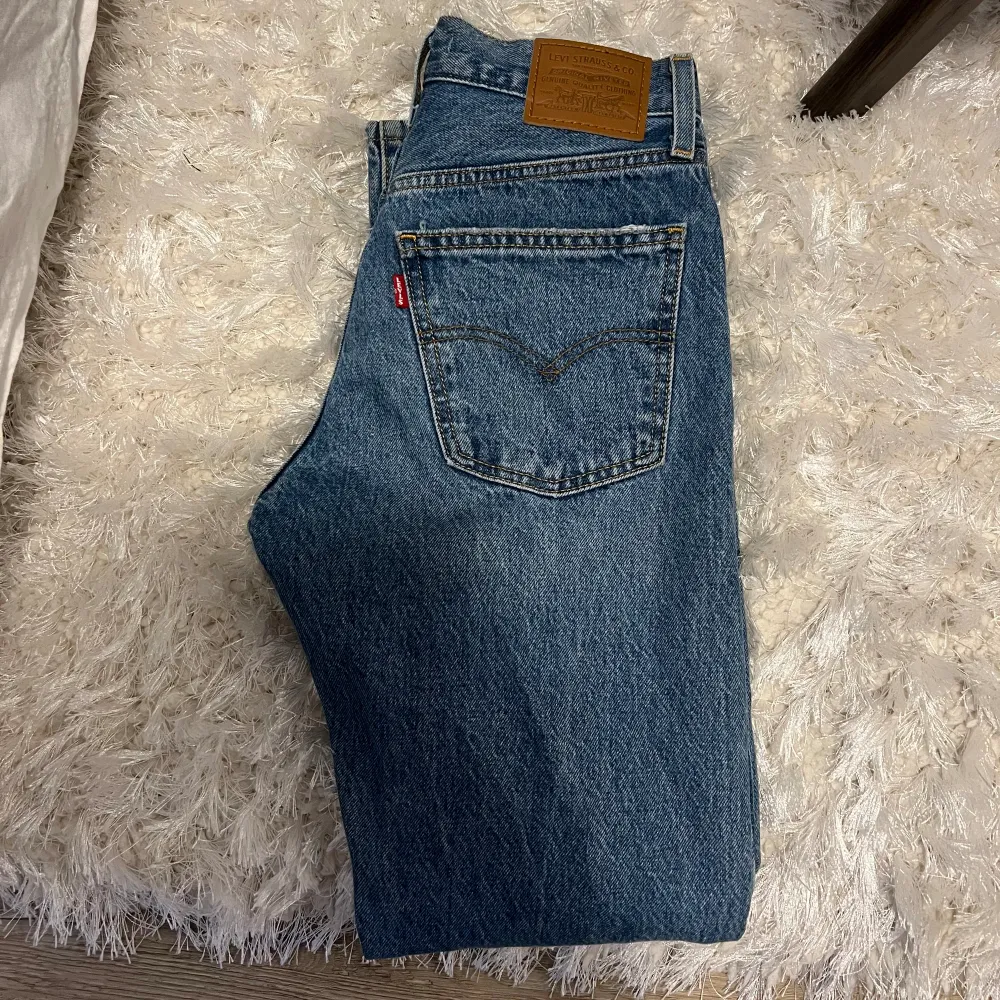 I princip helt oanvända jeans från Levis. Modell Middy straight strl 25. Nypris 1249kr   450kr eller bud 💕. Jeans & Byxor.