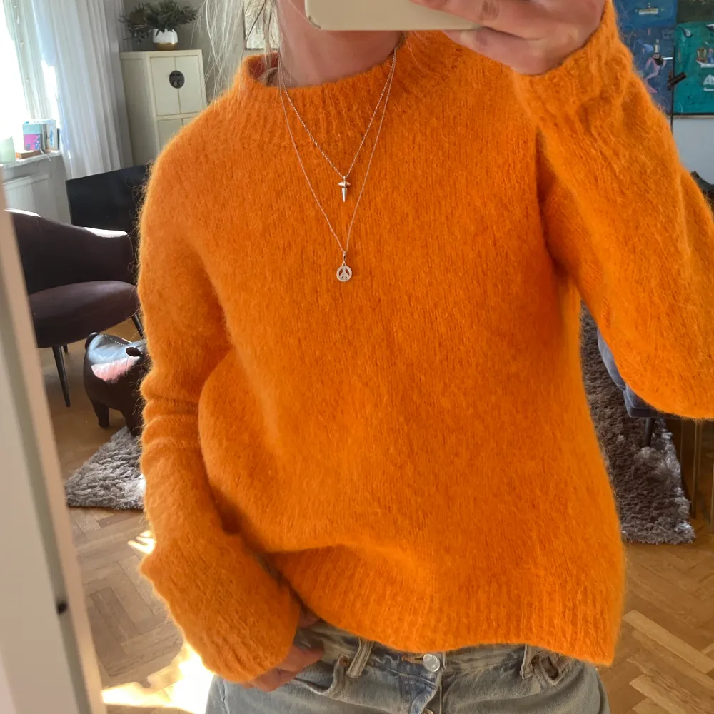Oversized orange stickad tröja i alpacka!. Stickat.