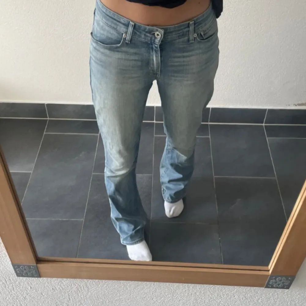 Blå Levis jeans köpta här på Plick. De passade inte mig därför säljer jag vidare dem. (Lånad bild) . Jeans & Byxor.