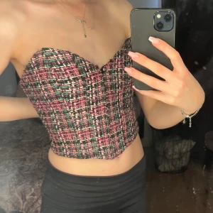 Topp - Jättefint mönster, och fina färger 😍lite lösa trådar, tyget har släppt lite mellan brösten. Den är från zara