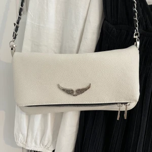 Zadig & Voltaire väska - Säljer min superfina zadig väska eftersom den inte längre kommer till någon användning. Den är lite smutsig på baksidan men är du intresserad och vill köpa så tvättar jag bort de🌸