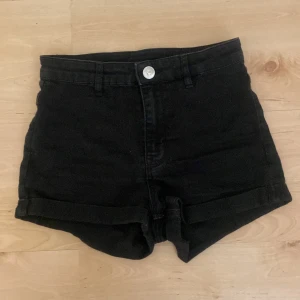 Jeans shorts  - Jeans shorts storlek 34. Använda fåtal gånger.