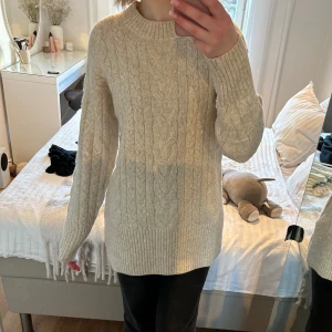 Lång stickad tröja  - Använd ett par gånger så i mycket fint skick. Säljer på grund av att den inte används längre. 
