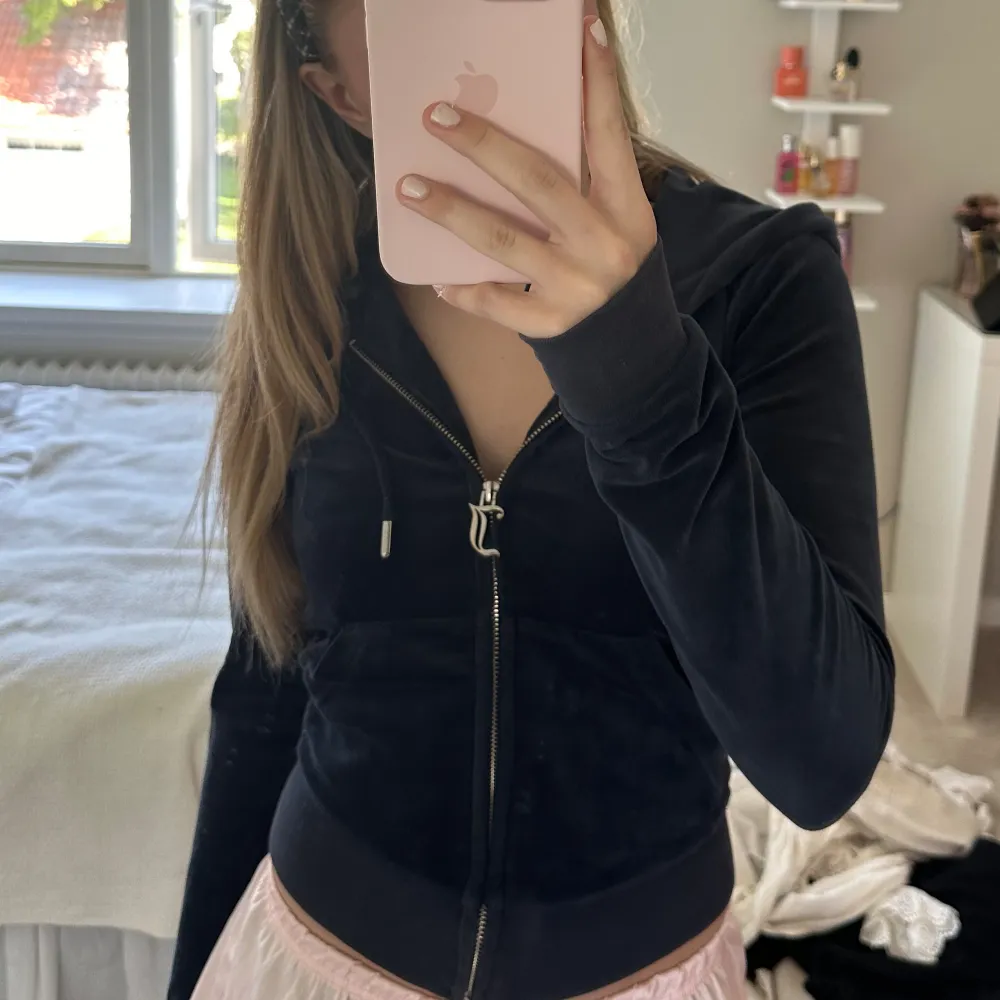 Snygg mörkblå juicy couture tröja❤️Säljer pågrund av att den är för liten❤️. Tröjor & Koftor.