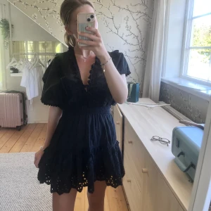 Otroligt fin klänning ❣️ - En så vacker klänning!!! Använd 2 ggr så den är i jätte bra skick!! Säljs inte längre på hemsidan ❣️❣️storlek 36, skulle säga att den passar xs-s eftersom att den har resår 
