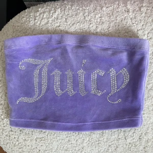 Bandeau topp från Juicy Couture - Använd men i nyskick, alla kristaller sitter hårt fast. Storlek XS men passar mig som är stl S i vanliga fall.