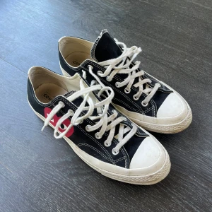 Converse x Commes des garcons - Hej, säljer mina Converse då dem inte kommer till användning längre. Inköpte i höstas och fort i mycket bra skick. Elektroniskt kvitto finns. Nypris: 1650kr Storlek: 42.5/27.5CM Pris kan diskuteras vid snabb affär