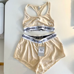 Juicy couture set - Ljust beige velvet set från Juicy Couture. Underdelen har prislappen kvar, överdelen är använd typ 2 ggr. Om annonsen finns kvar finns det kvar, klicka på köp direkt 🎀💝