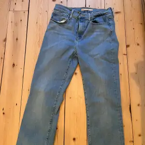 Stretchiga jeans som bara används några få gånger! Midjemått: 32 cm innerbenslängden: 77cm