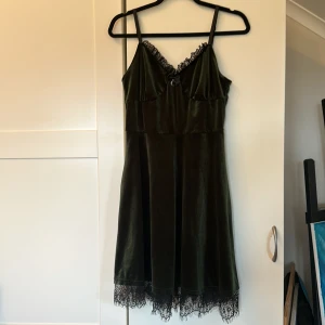 Grön sammets klänning  - En jättefin klänning som är i topp skick men aldrig kommer till användning säljer i hopp om att någon annan kan ge den kärlek 🖤