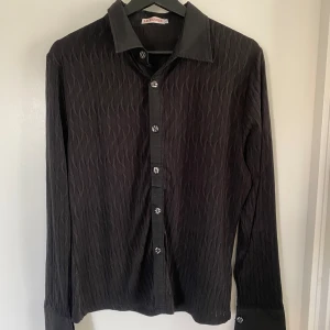 Svart skjorta  - Bra skick! Fin skjorta i storlek XL.