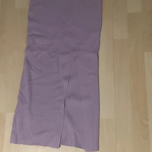 Ljuslila kjol💜 - Ljulila kjol från gina tricot(aldrig använt, finns lappen på) med slits💜💜