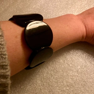 Svart Retroarmband  - Äldre Svart lite bredare armband i plast, inget att anmärka på, putsa lite så blir det som nytt! 