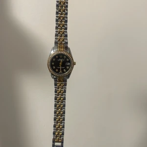 Klocka - Snygg och trendig klocka hela vägen från Dubai! Mycket fin med folk med stil!