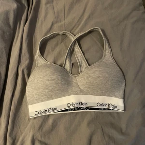 Calvin Klein bh - Säljer den då den inte passar mig. Har endast testad den och den är i mycket gott skick. Inte säker på storleken men skulle säga s/m. 