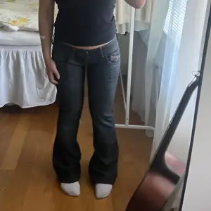 Vääärldens snyggaste Tommy Hilfiger Jeans i en Low waisted Bootcut modell😍 Tyvärr för långa och tighta för mig (160cm) Strl W30L32! De har två hål vid en av bakfickorna syns på bild 4💓Priset är diskuterbart😇 