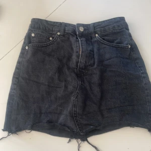 Svart jeanskjol - Svart jeanskjol. Bra skick men för liten för mig