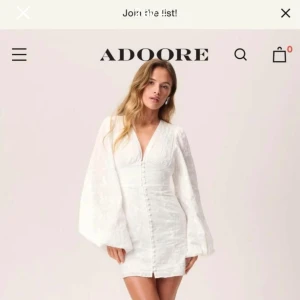 Helt ny Adoore FlorenceDress - Adoore Florence dress i vit. Helt oanvänd med lapparna kvar. Slutsåld överallt, nypris 1495kr. Perfekt till student och examen. Liten i storleken så är ungefär som en storlek 40.