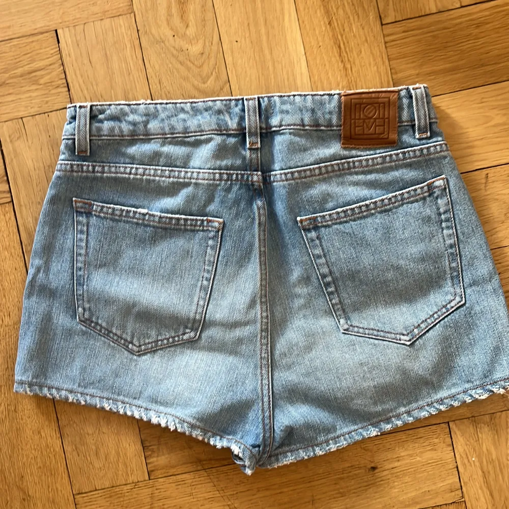 Högmidjade jeansshorts från Toteme i en snygg ljusblå tvätt. Sparsamt använda så ser i proncip helt nya ut.. Shorts.