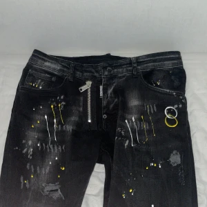 Dsquared2 - Ett par fina dsquared2 byxor i fint skick inga hål eller märken för en liten peng är det bra pris