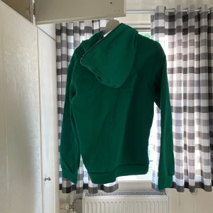 Rinestone hoodie SOFSWE - Den är använd bara några gånger innan den blev för liten. Storlek M den har tappat några stenar men inget man märker av tydligt. 