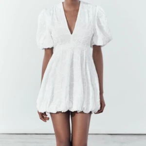 Studentklänning  - Vit zara klänning, perfekt till studenten! Fin textur i tyget, puffig ärm och v-ringning💞orginalpris på zara 699 kr, slutsåld!!