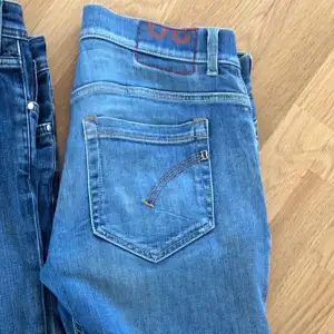 Tja, säljer nu dessa jeans ifrån Dondup i modellen ”George”. Storlek 30 men passar större! Slitningar ingår i modellen, bra skick! Hör av dig vid funderingar// Ville