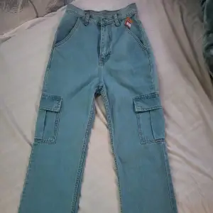 Säljer ett par jeans från Thailand som tyvärr var för små för mig, storlek S. Jeansen är helt nya och har provats på en gång. Look Trend är märket och det verkar vara vanliga baggy/straight jeans. Skicka privat för mått.