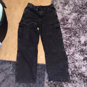 High waist grå/svarta cargo jeans - Använts fåtal gånger, storlek 36