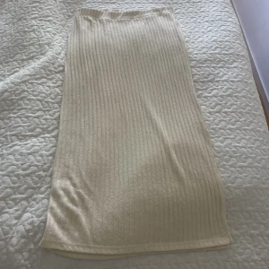 Stickad långkjol  - Säljer denna vita ribbade långkjolen från Lindex. 