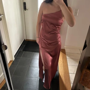 Balklänning/aftonklänning - INTRESSEKOLL på min NA-KD finklänning, aldrig använd men är köpt i andrahand så märkeslappen finns inte kvar. Är 163 cm lång🌟