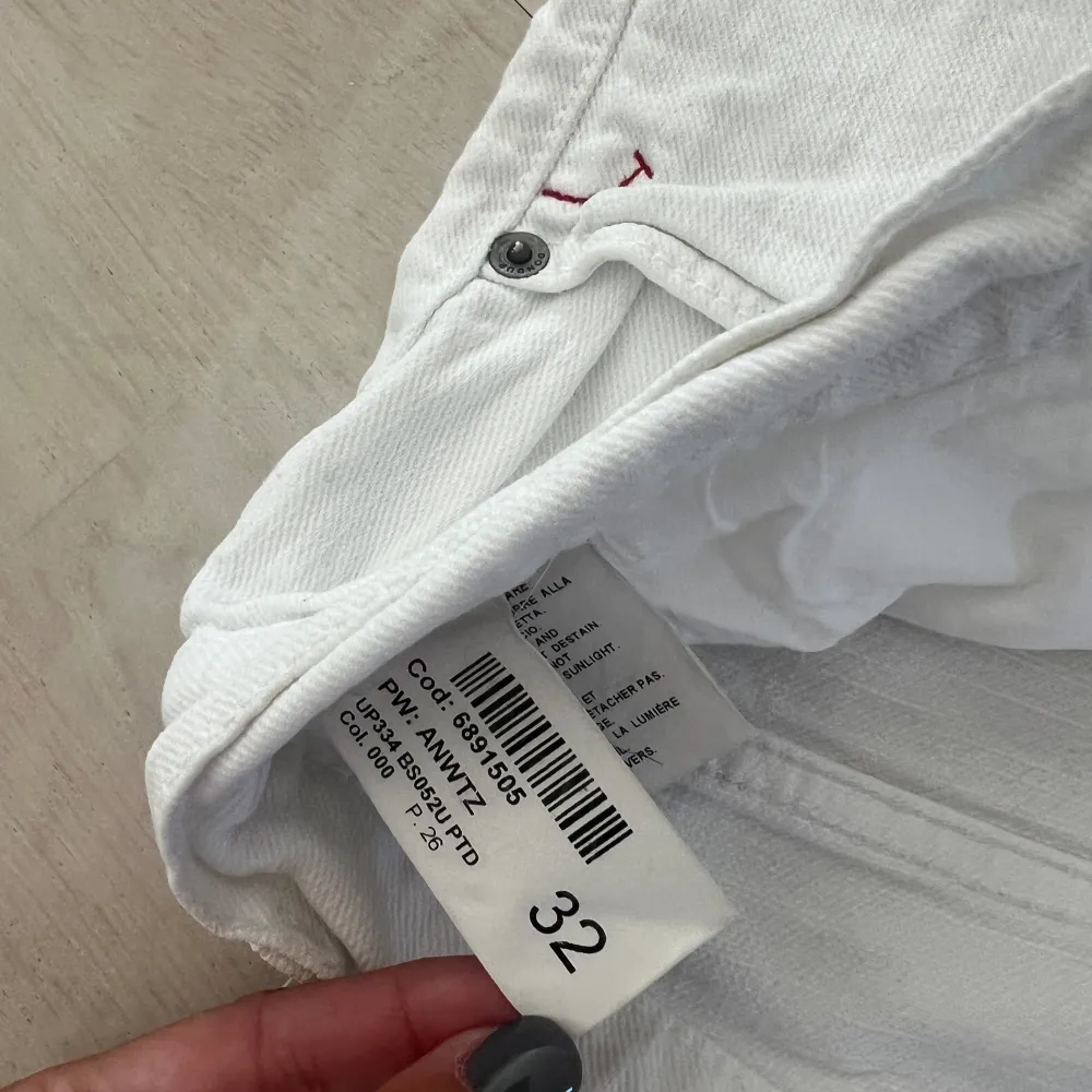 Säljer dessa as fräcka dondup jeansshorts i nyskick! Storlek: 32! Modellen heter Derick & de är i ”regular fit”. De är köpta på United Fashion! Nypris: 3800kr. Shorts.