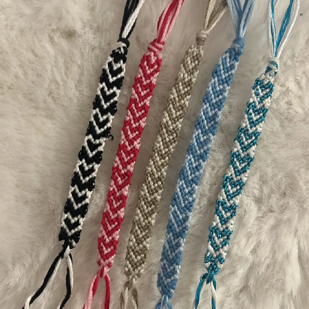 handgjorda armband av mig, jättefina nu till sommaren!! Du väljer färg och design själv, 1 för 30kr 3 för 80kr, frakt 15kr❤️Skriv till mig privat om du är intresserad. Asusteet.