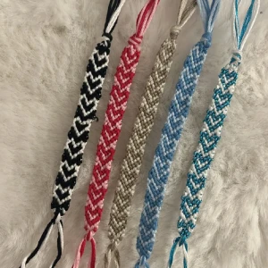 Handgjorda armband - handgjorda armband av mig, jättefina nu till sommaren!! Du väljer färg och design själv,  1 för 30kr 3 för 80kr, frakt 15kr❤️Skriv till mig privat om du är intresserad