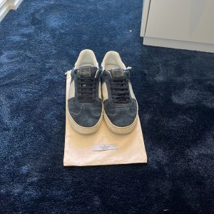 Valentino Flycrew - Valentino Flycrew i färgen marinblå. Storlek 41,5 men passar 42-43. Dustbag medföljer. Fint skick. En nit saknas.