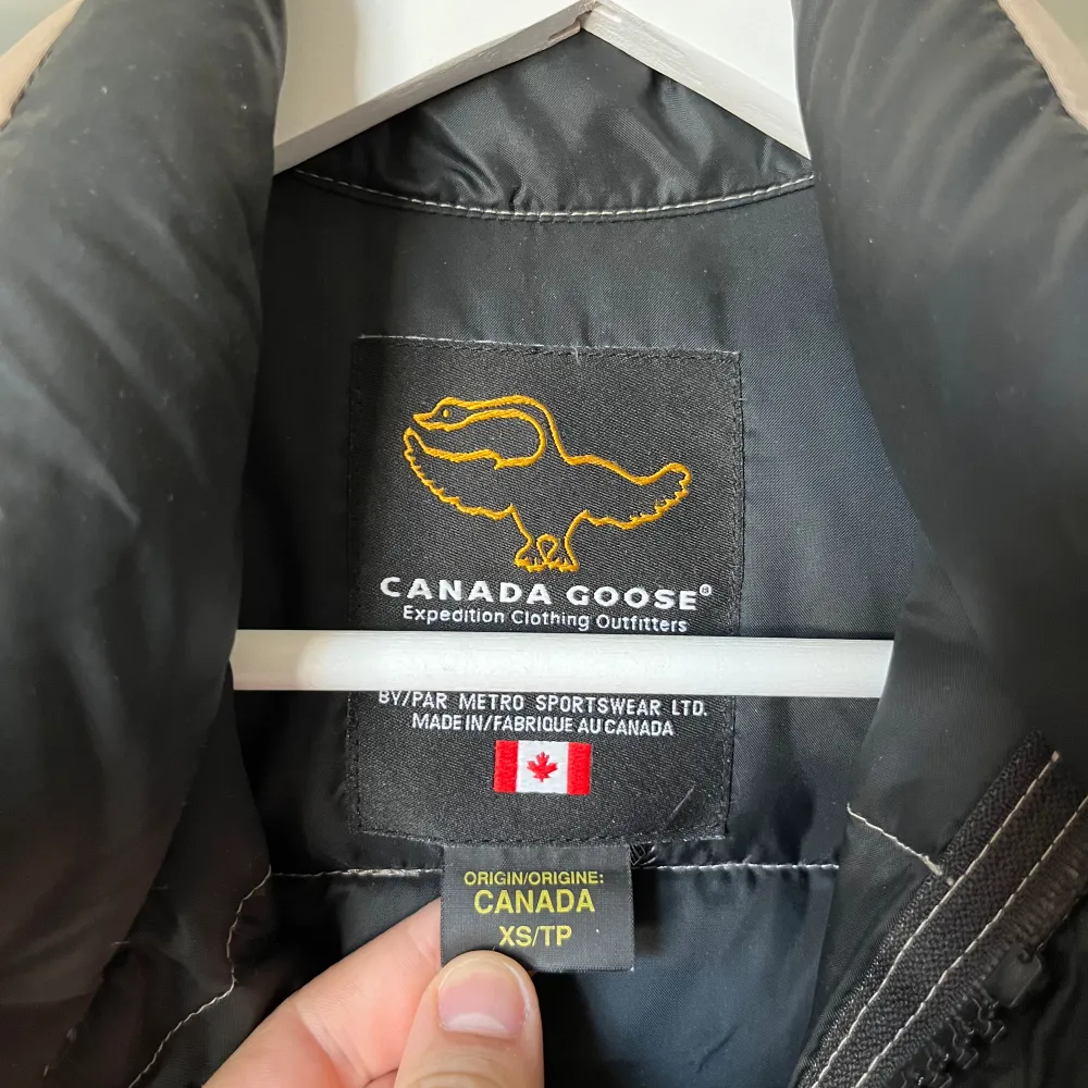Hej, jag säljer en riktigt snygg Canada goose väst i en äldre modell, färgen är beige och den är använd men i snyggt skick, storlek XS men passar upp till M. Skriv om ni har några funderingar😁. Tröjor & Koftor.