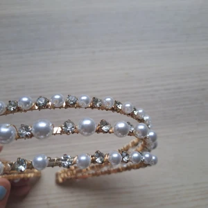 Diadem med pärlor - Diadem med pärlor. Vid funderingar skicka gärna pm. Pris är diskuterbart. ☺️💗