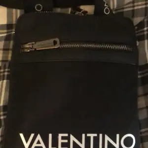 Hej jag säljer en valentino Axel väska nu inför sommaren   Om du är intresserad så Är det bara att skriva till mig 😁